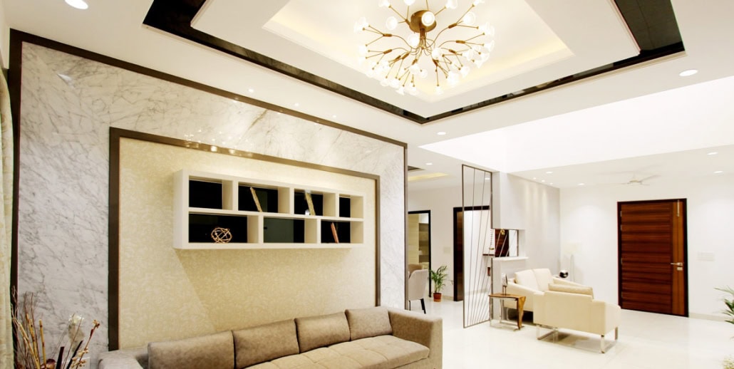 Elegantes Wohnzimmer mit Spanndecke und Beleuchtung