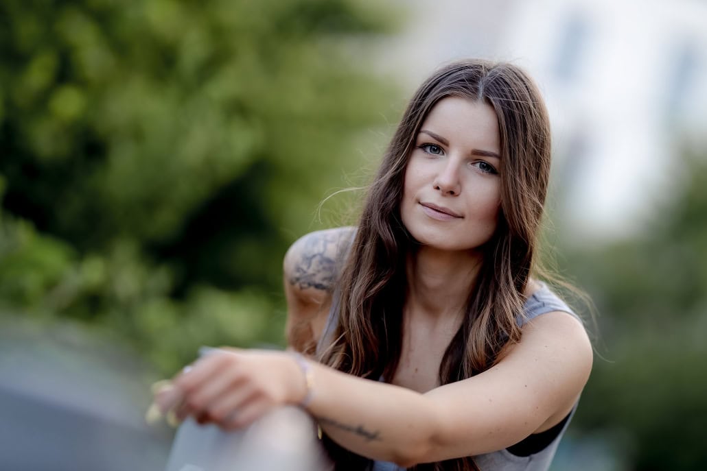 Portrait fotografiert im weichen Abendlicht nahe dem Theater in Erfurt Canon EOSR & RF 85mm f/1.2L USM