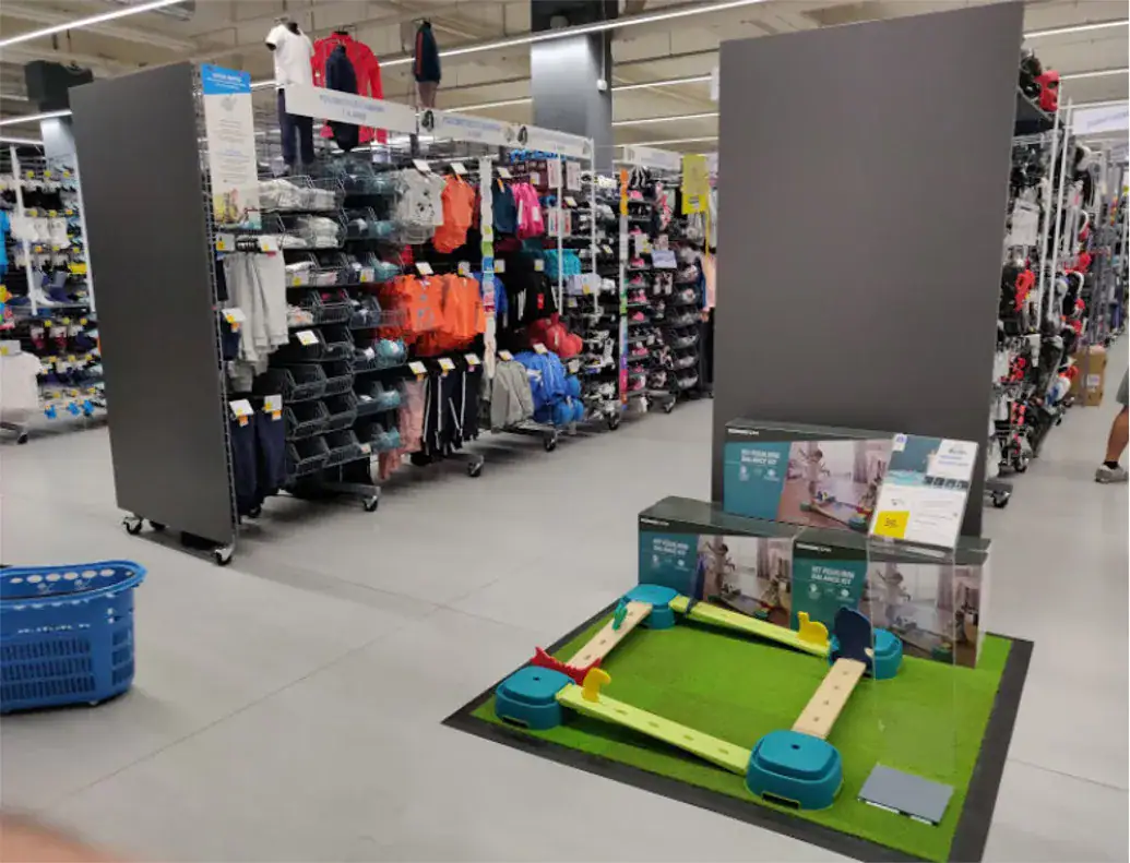 Finitura del pavimento in resina customizzato per l'area vendita sportiva Decathlon Cagliari 