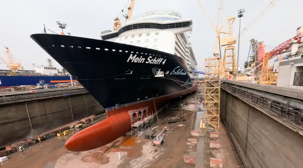 Ms4 Drydock. Ein Kreuzfahrtschiff im Dock