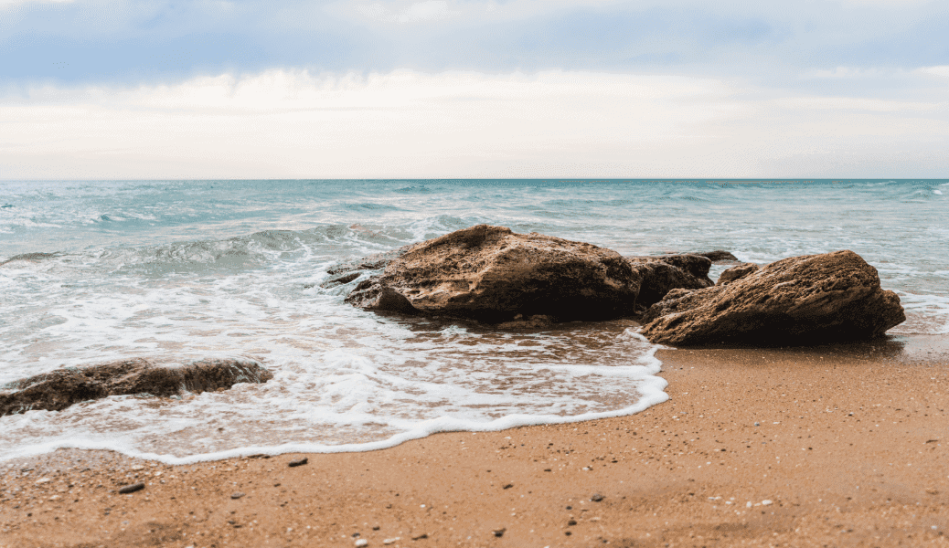 Vue mer avec rochers et vagues