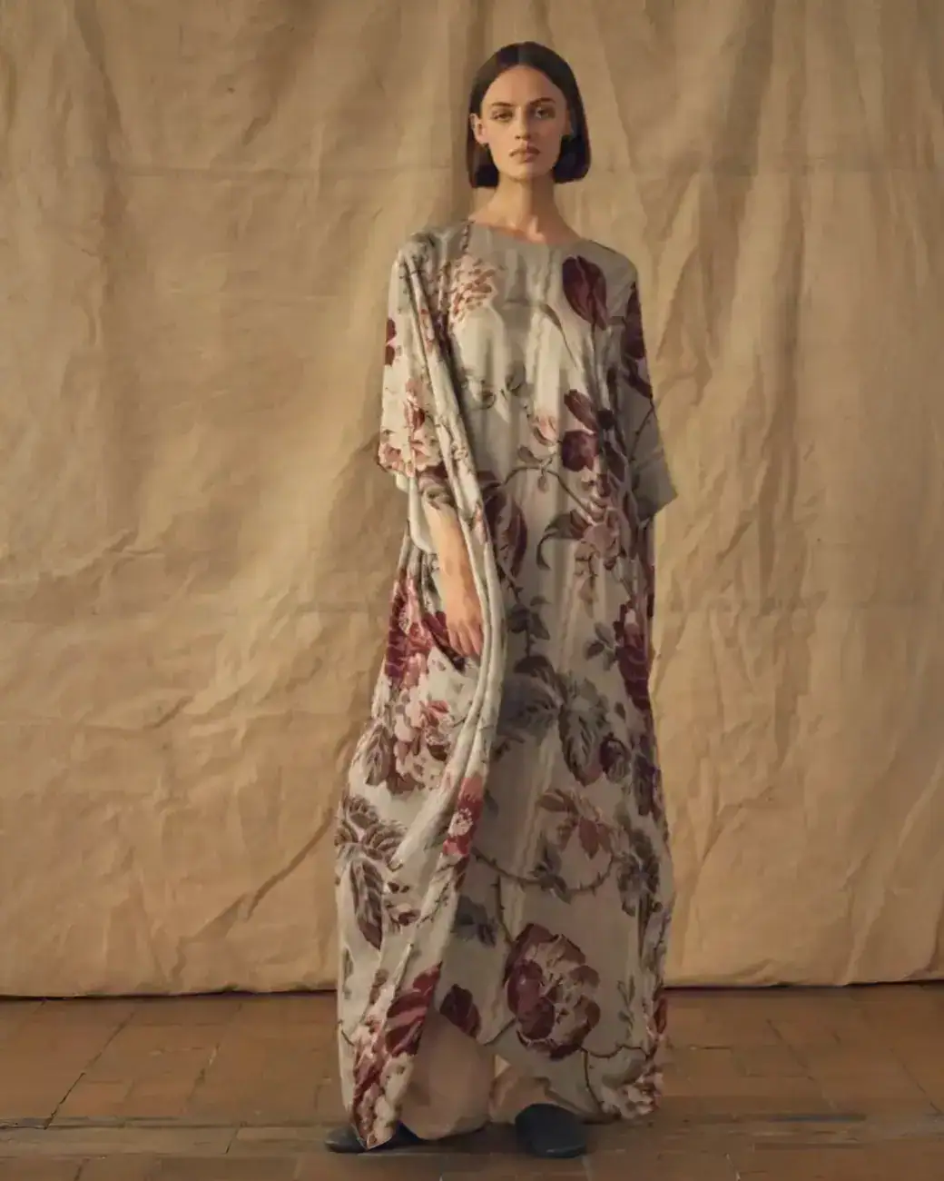 Pañuelo de seda estampado Tapis Noir con inspiración en textiles históricos, disponible en showroom de moda en Madrid