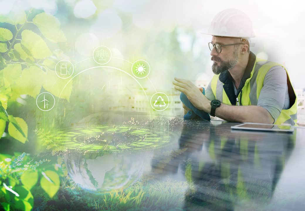 Bauingenieur mit Schutzhelm analysiert nachhaltige Umwelt- und Energielösungen im Freien.