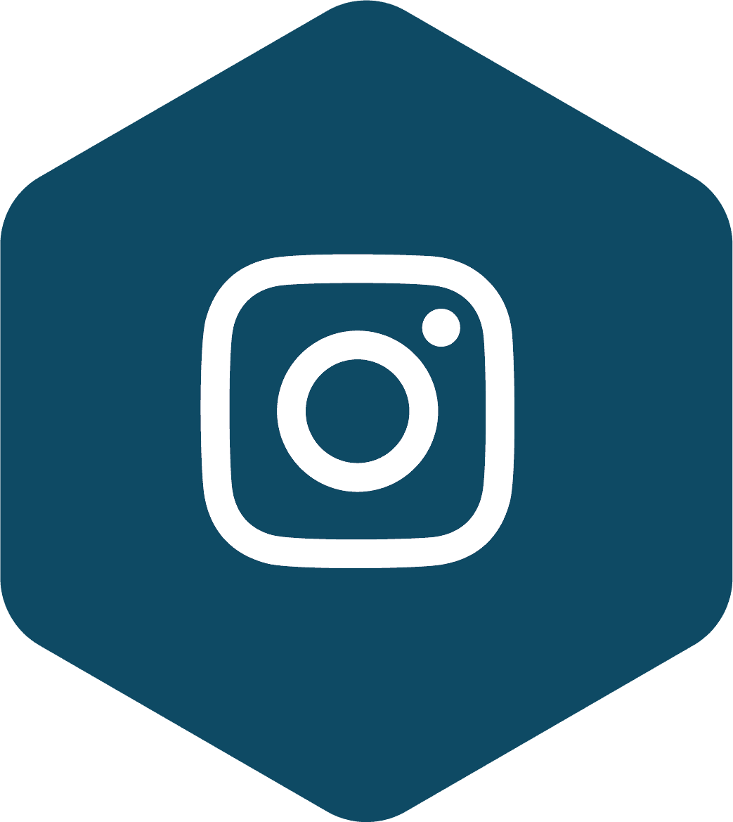 Instagram-Logo in dunkelblauem Sechseck.