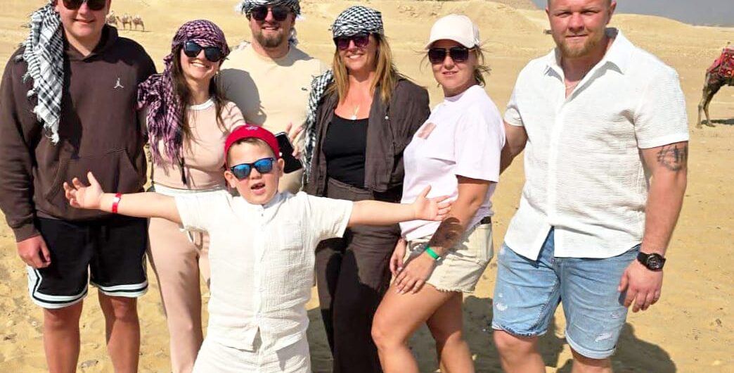Touristen genießen die Aussicht auf die Pyramiden von Gizeh – Sharm El Sheikh Ausflüge