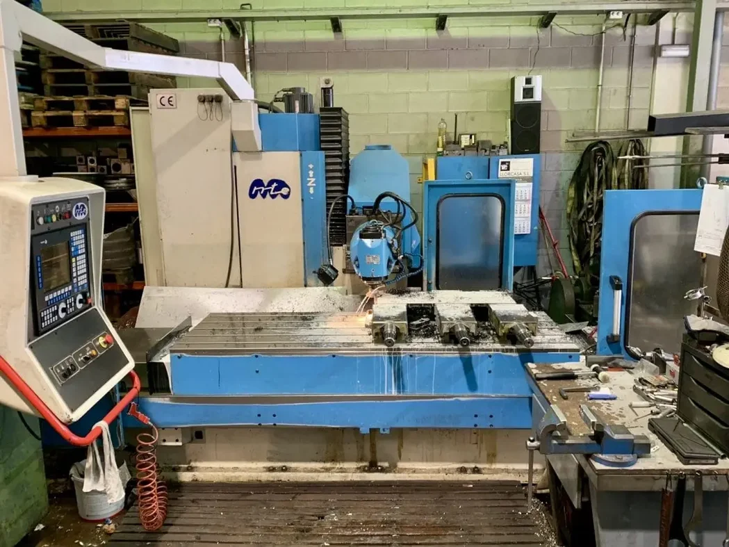 Fresa CNC trabajando sobre pieza metálica con alta precisión