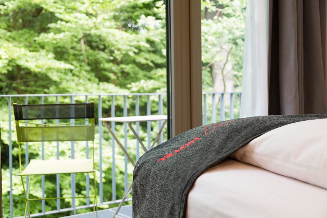V-Hotel Bonn: Übernachten Sie im vier Sterne Design-Hotel und genießen Sie die besondere Atmosphäre mitten in der Natur, umgeben von Kunst in einem innovativen, nachhaltig geführten Familienunternehmen. V-Hotel Bonn