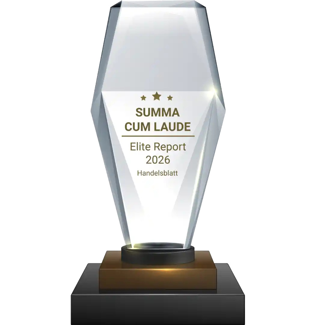 Trophäe mit Inschrift „Summa cum laude, Elite Report 2025, Handelsblatt“.