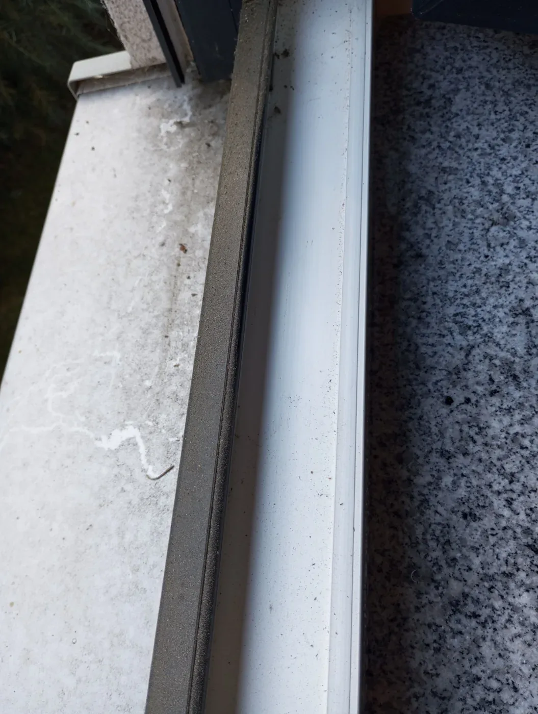 Fensterfalz vor der Reinigung