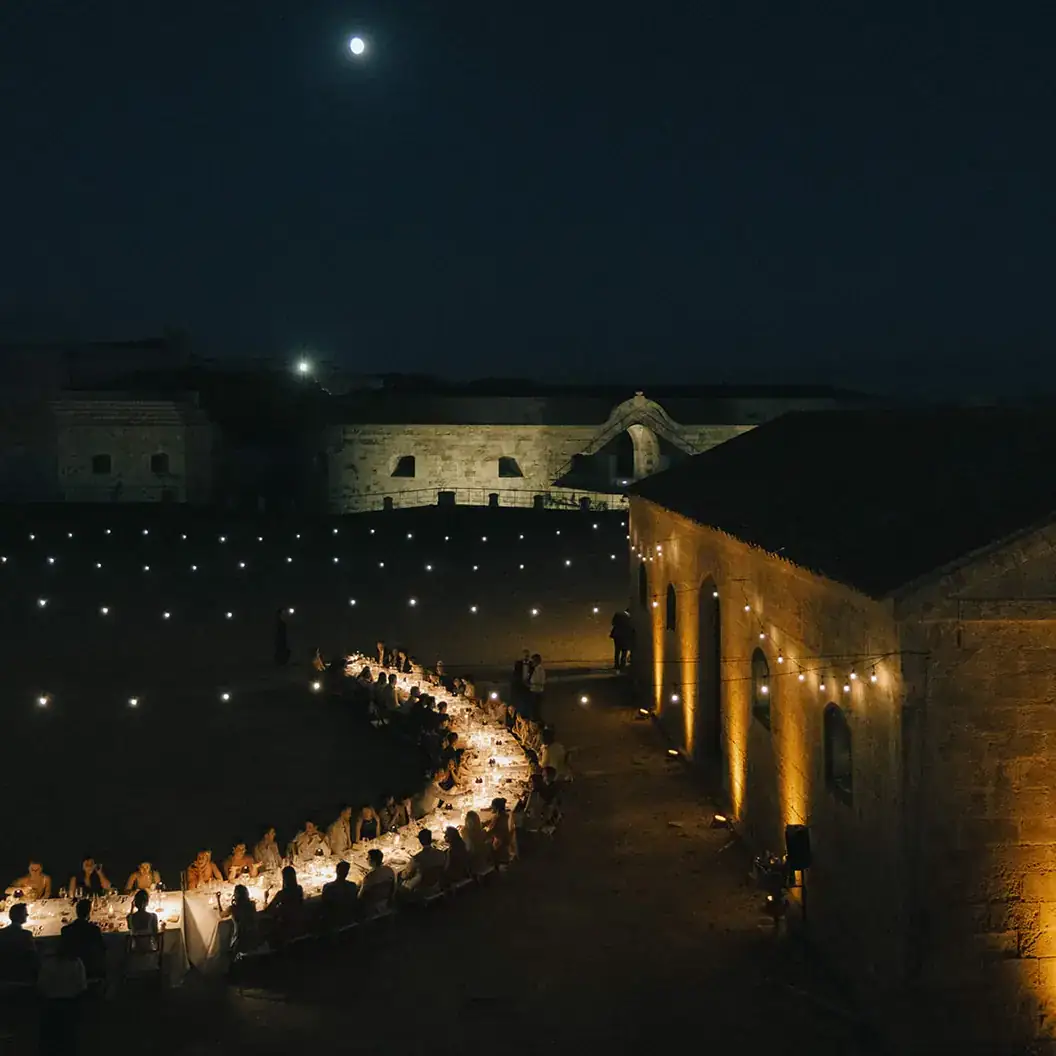 evento corporativo nocturno de alto nivel organizado en un enclave histórico de las Islas Baleares