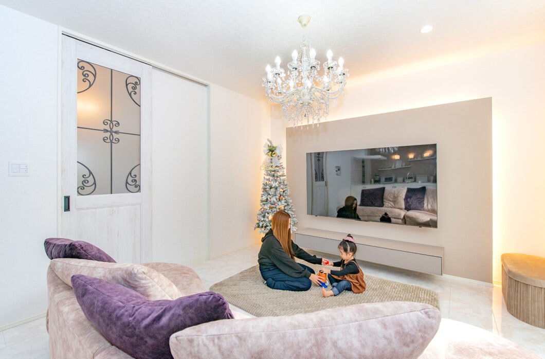 光と照明がやさしく包む、くつろぎのリビング。