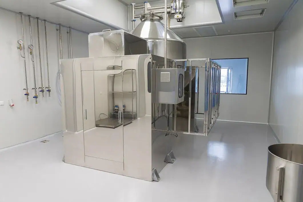 Camera bianca con pavimento in resina epossidica ESD Prima Pavimenti — rivestimento antistatico a giunti sigillati, privo di porosità e particelle, conforme alle norme ISO 14644 per ambienti cleanroom farmaceutici, elettronici e aerospaziali