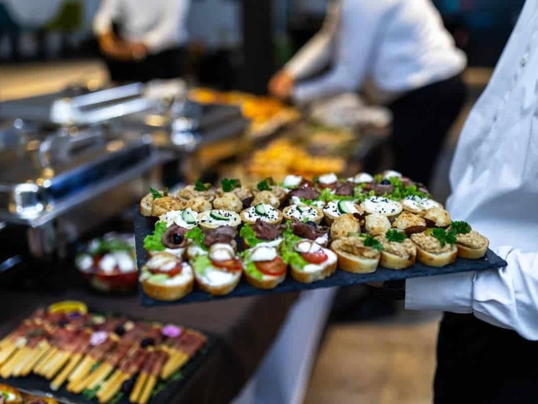 Bilder Durchsuchen Sie Millionen von Bildern und Videos ohne KI-generierte Inhalte Nach Bild oder Video suchen Eleganter Catering-Service mit einer Vielzahl k&ouml;stlicher Vorspeisen bei einer formellen Veranstaltung in einem gehobenen Veranstaltungsort.