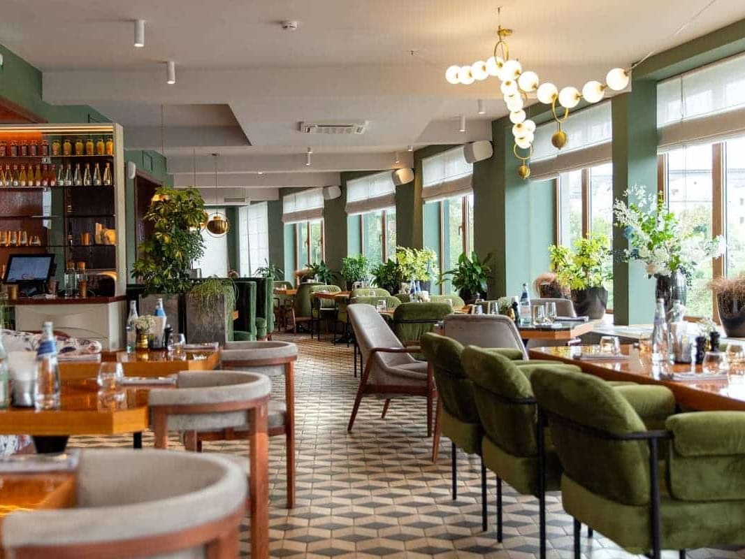 Blick in das Innere eines modernen gem&uuml;tlichen italienischen Restaurants.