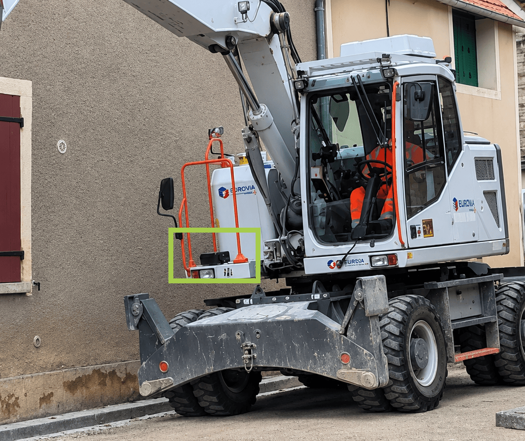 Engin de chantier équipé de capteurs de positionnement en temps réel