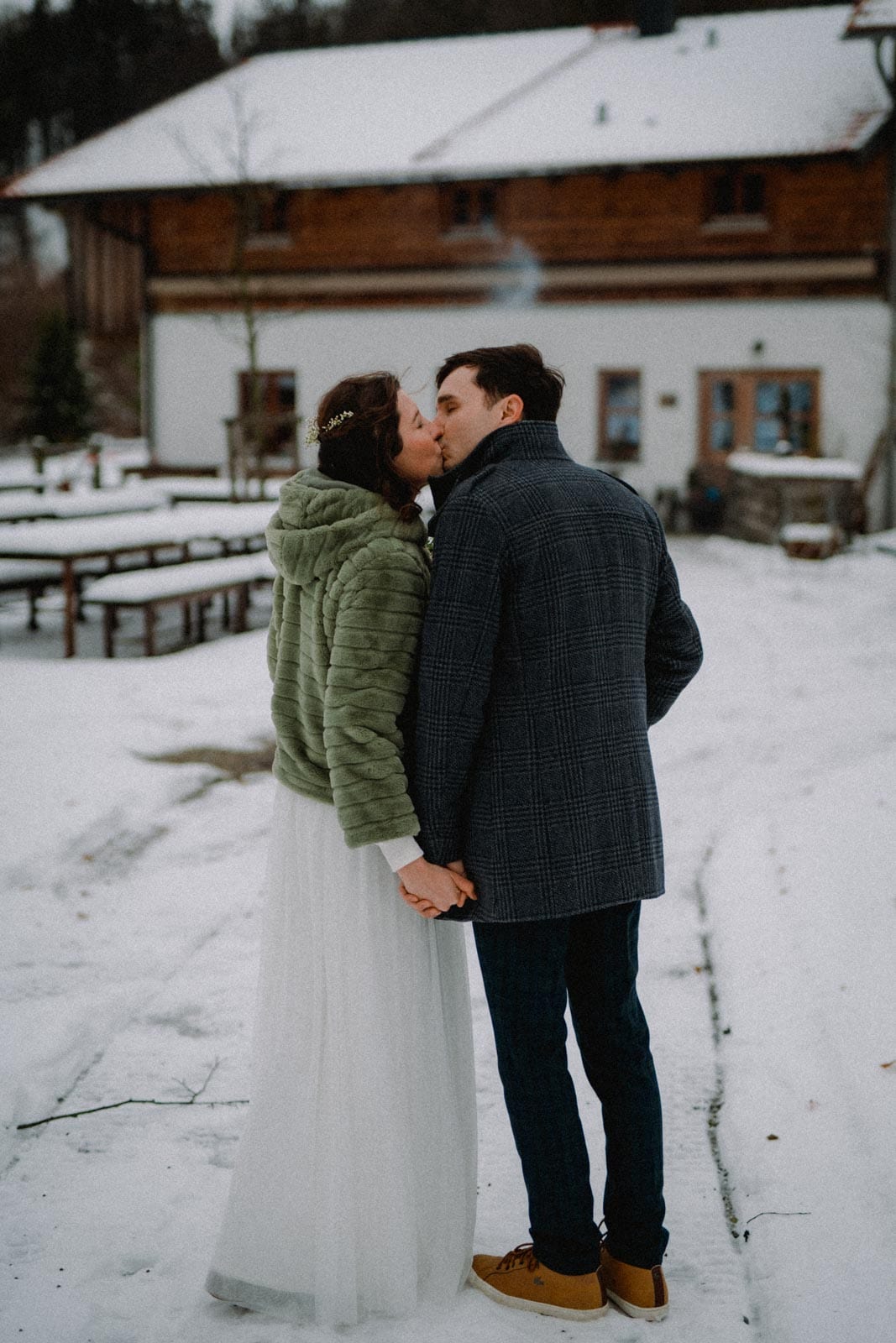 Ehrlicher Kuss vor Haupthaus