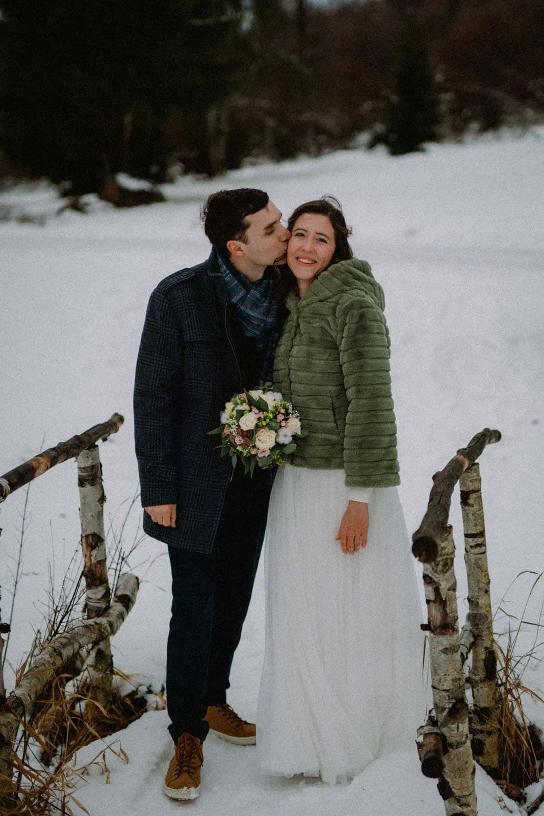 Bräutigam küsst Braut auf Wange