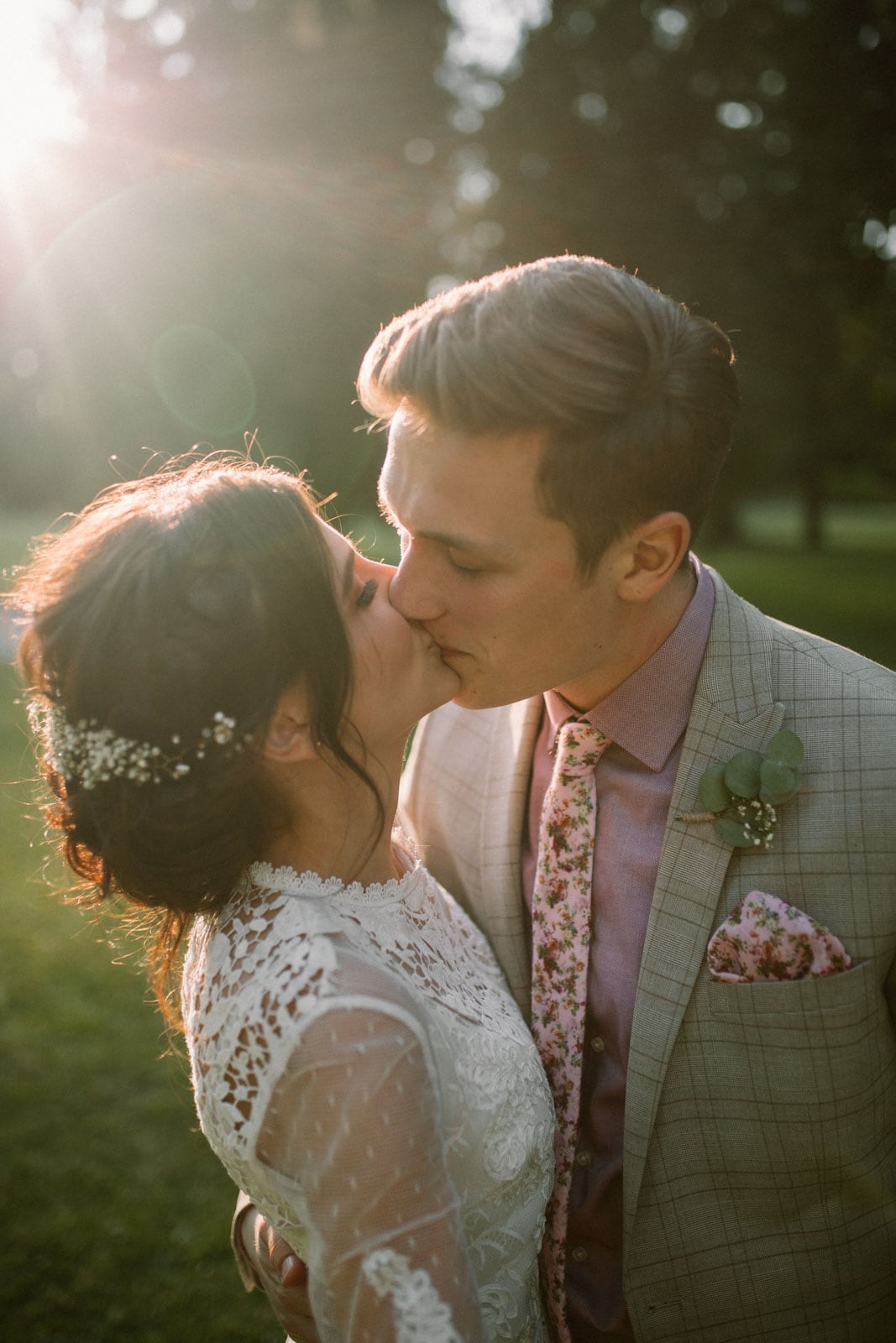 Kuss vor untergehender Sonne