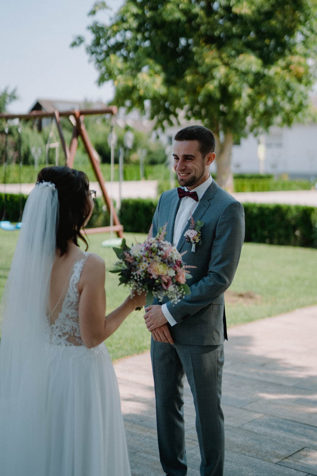 Mann lacht seine Braut an