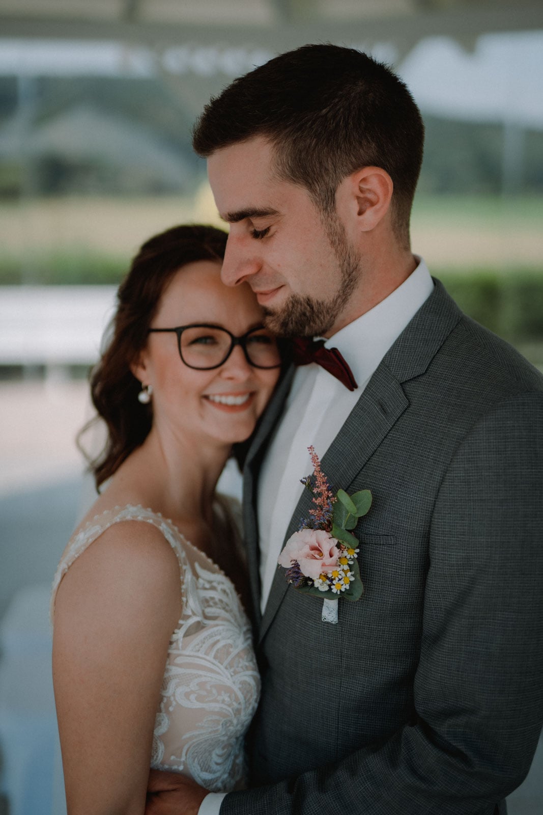 Lachende Braut im Hotel Grabinger