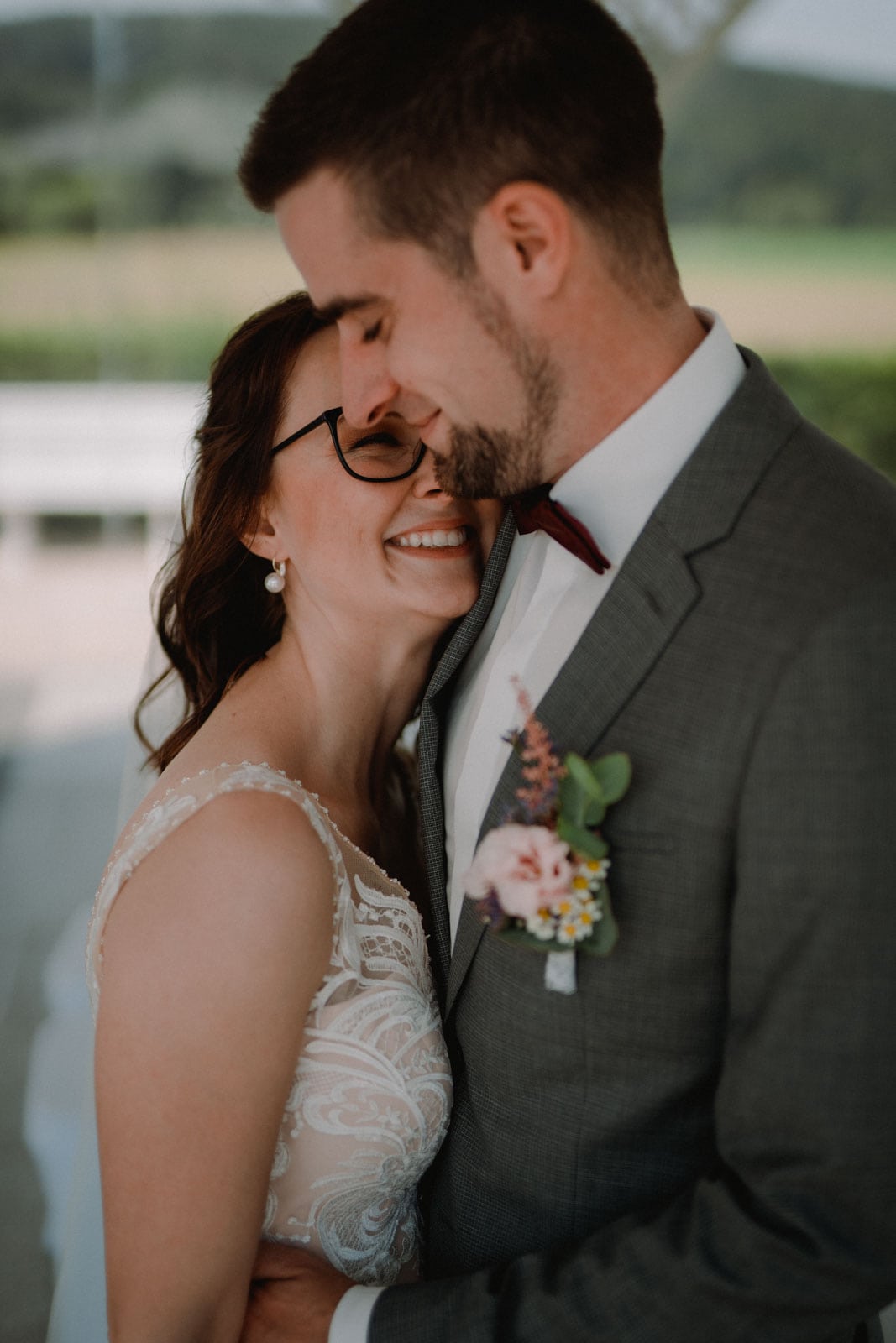 Braut ist in ihren Mann verliebt