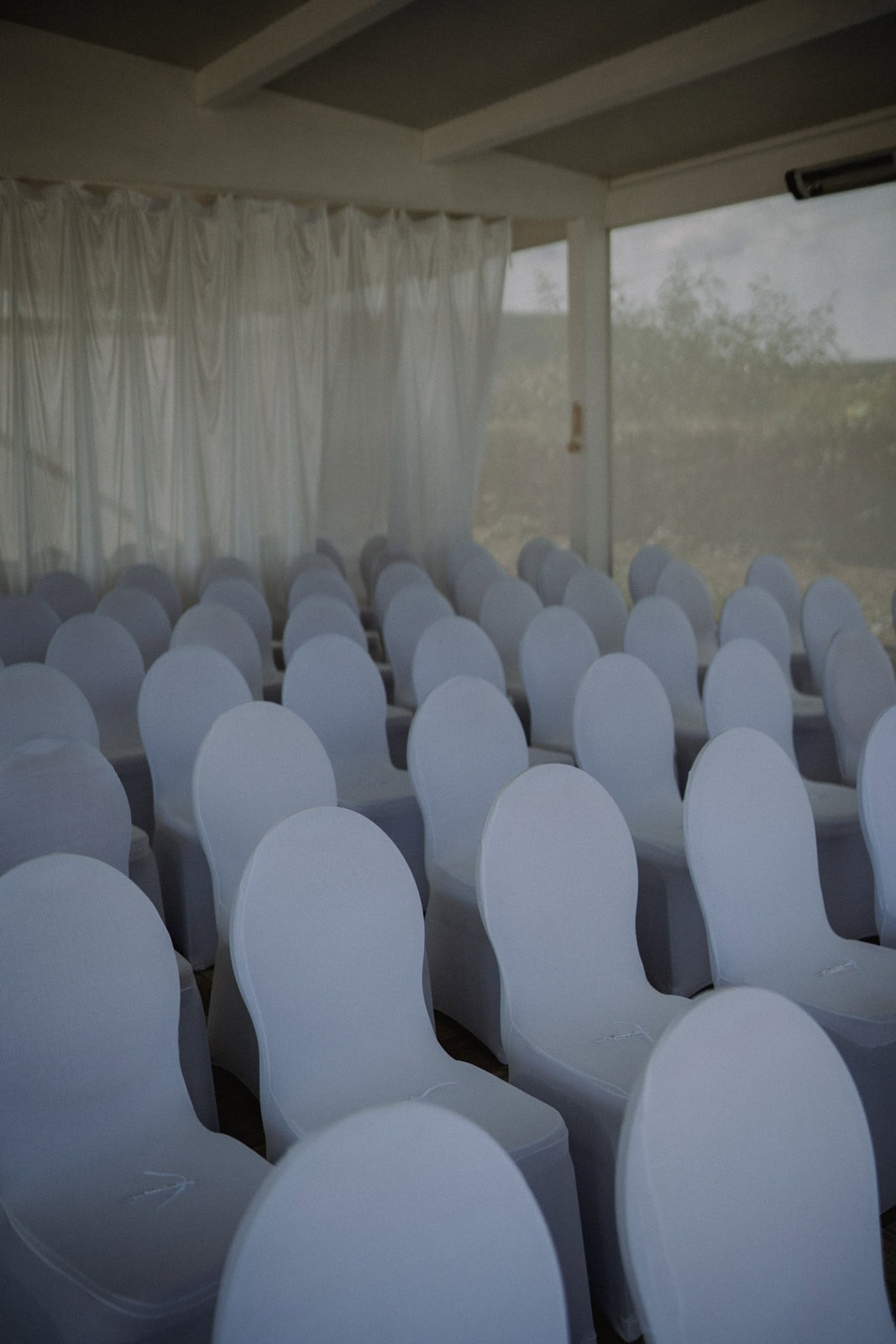 Leere Stuhlreihen