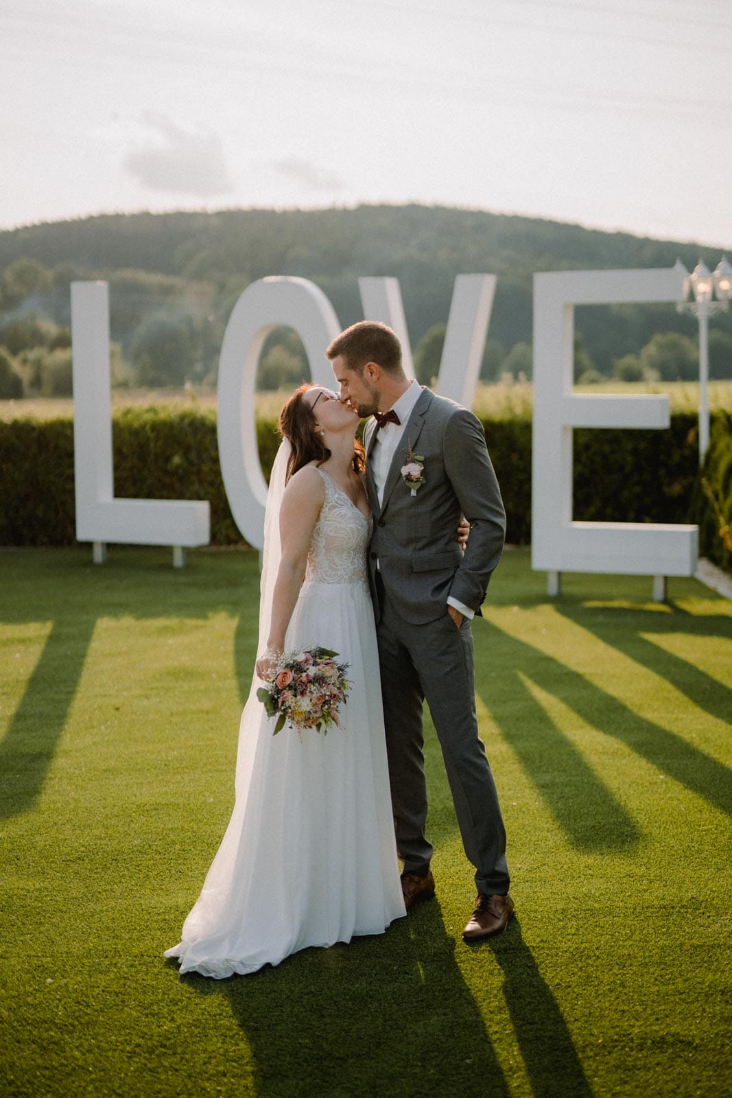 Kuss bei Sonnenuntergang auf Hochzeit in Schwandorf