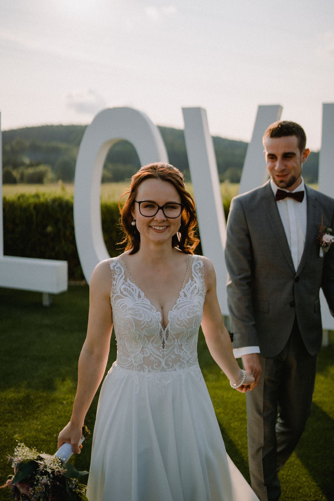 Braut blickt direkt in die Kamera