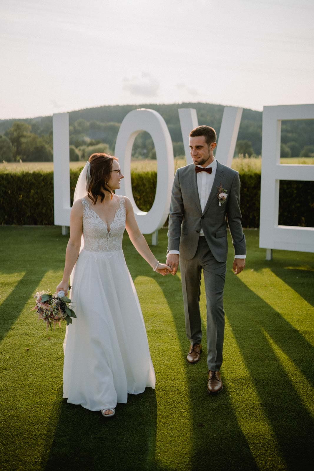 Braut führt Bräutigam mit sich