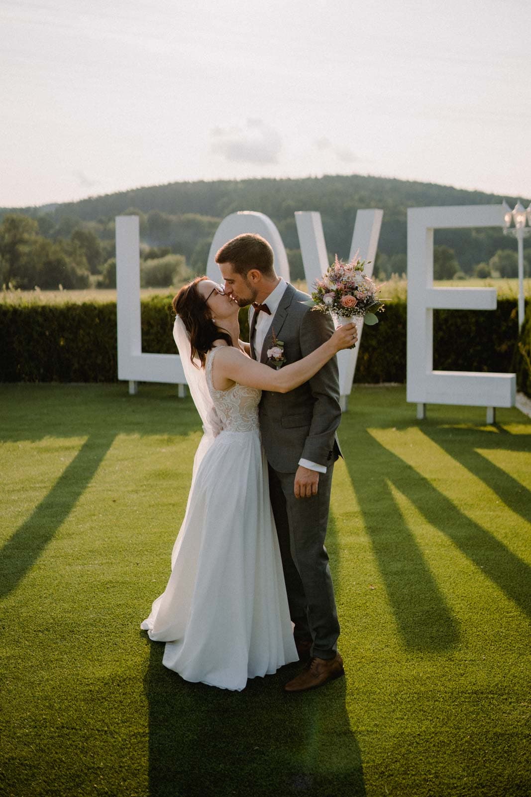 Kuss vor Love Schriftzug im Hotel Grabinger