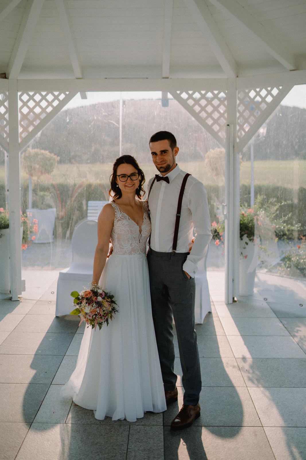 Paar blickt in die Kamera