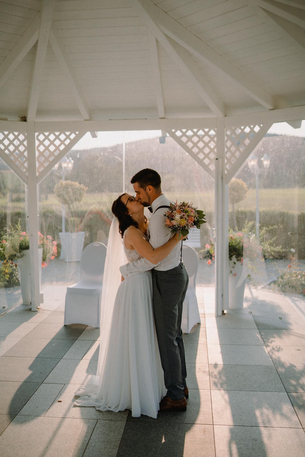 Brautpaar bei Sonnenuntergang