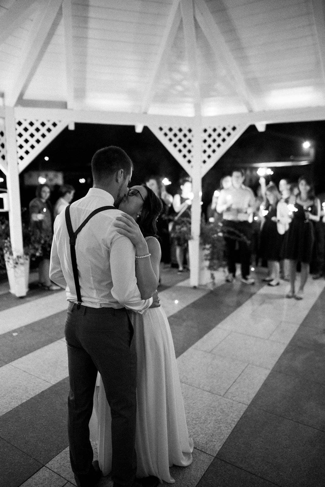 Braut und Bräutigam tanzen in Schwarz Weiß
