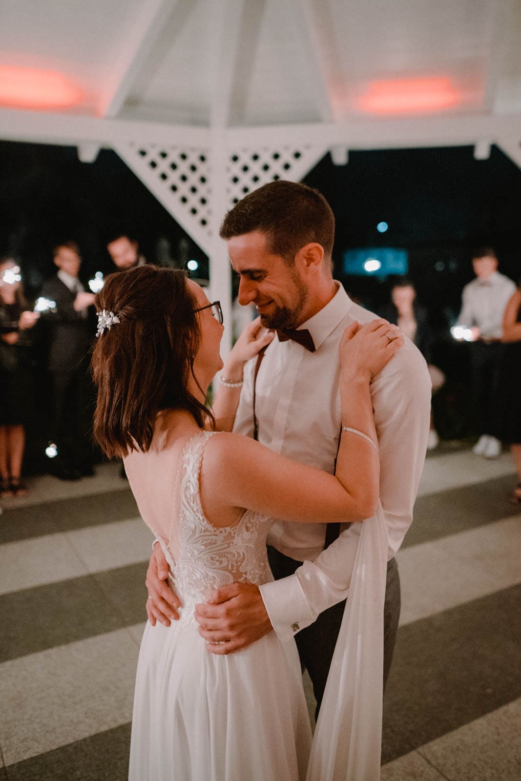 Bräutigam schließt seine Augen bei Schleiertanz