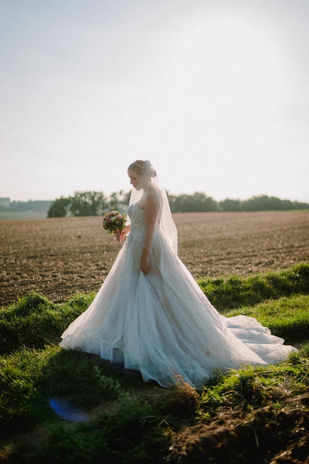Braut bei Sonnenuntergang