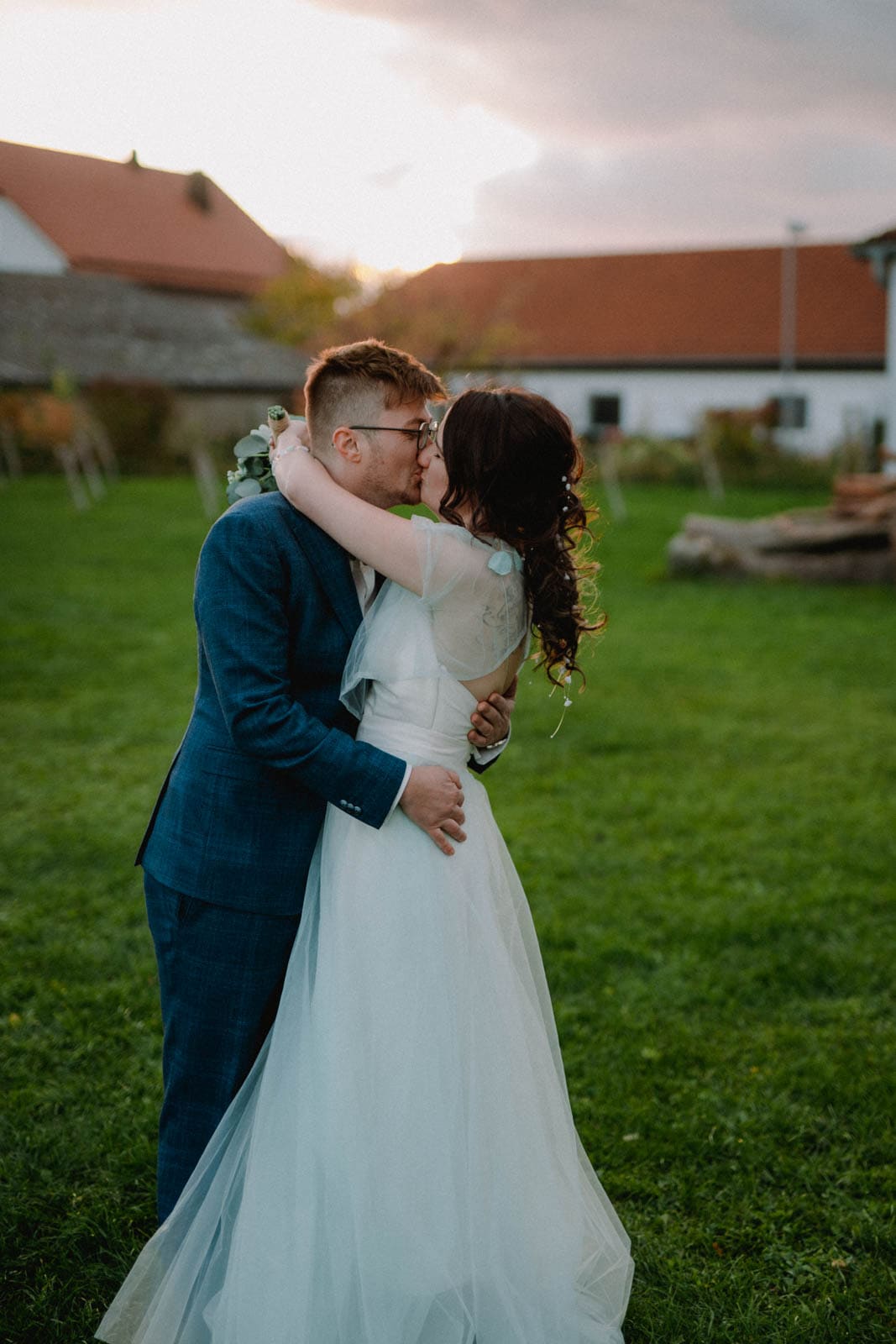 Inniger Kuss bei Sonnenuntergang