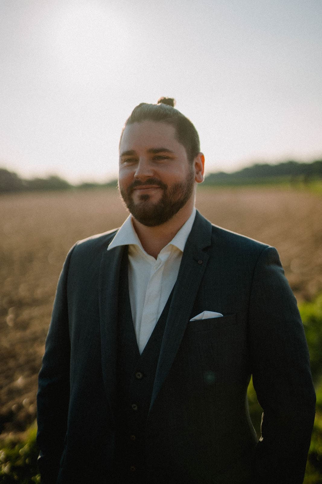 Moderner Bräutigam lächelt in Kamera