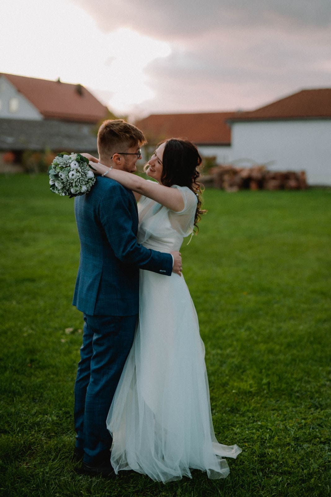 Braut lacht ihren Mann verliebt an