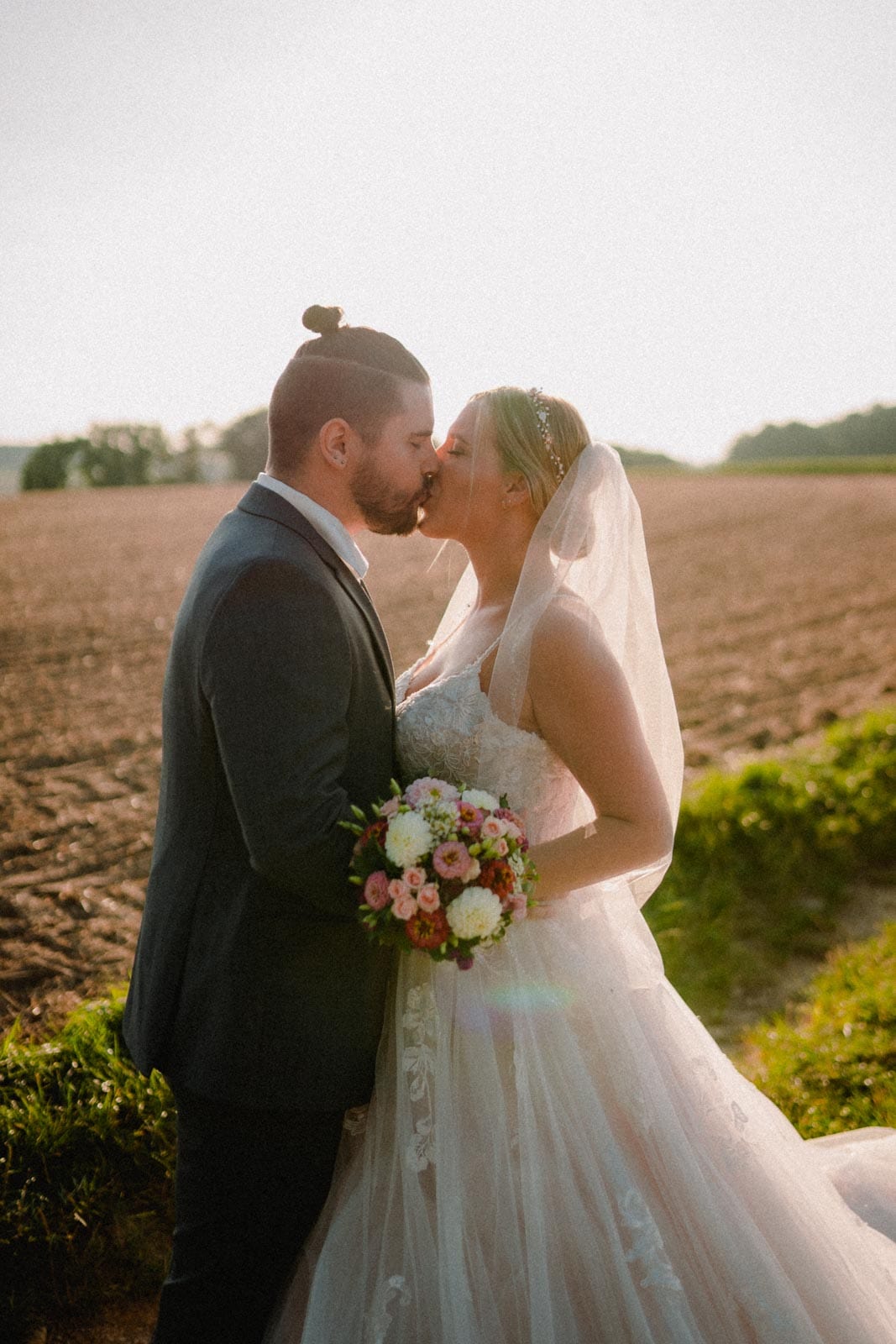 Romantischer Kuss auf Feld