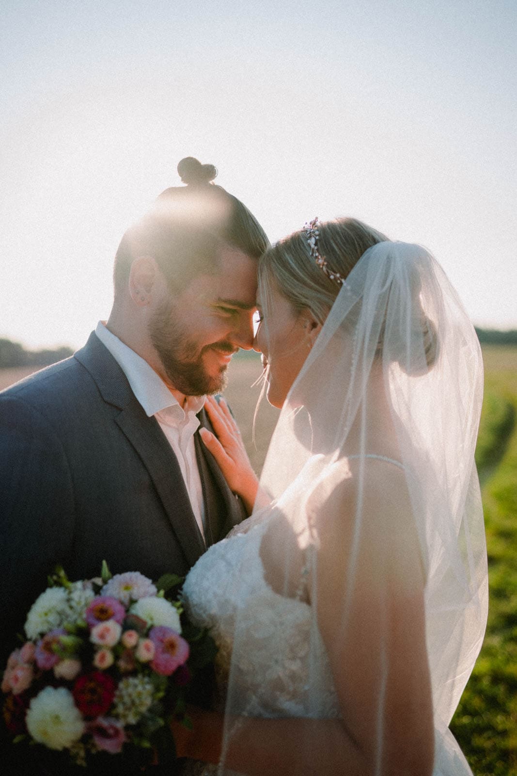 Brautpaar legt Stirn aneinander