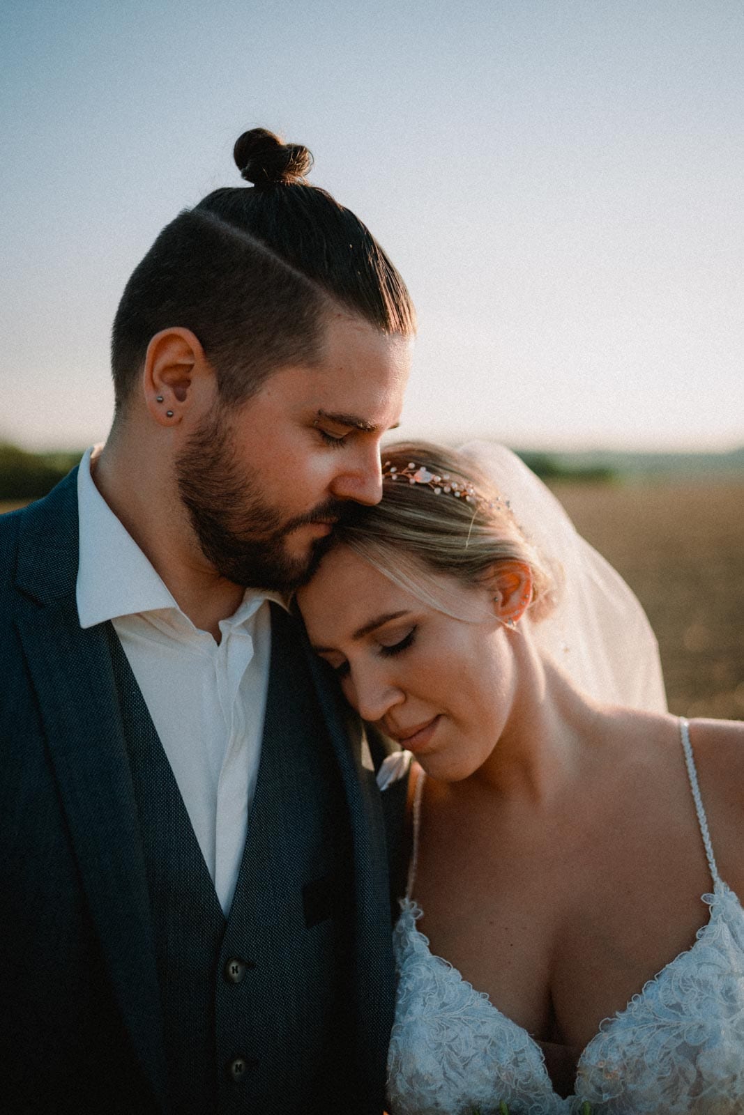 Mann riecht an Haaren seiner Frau