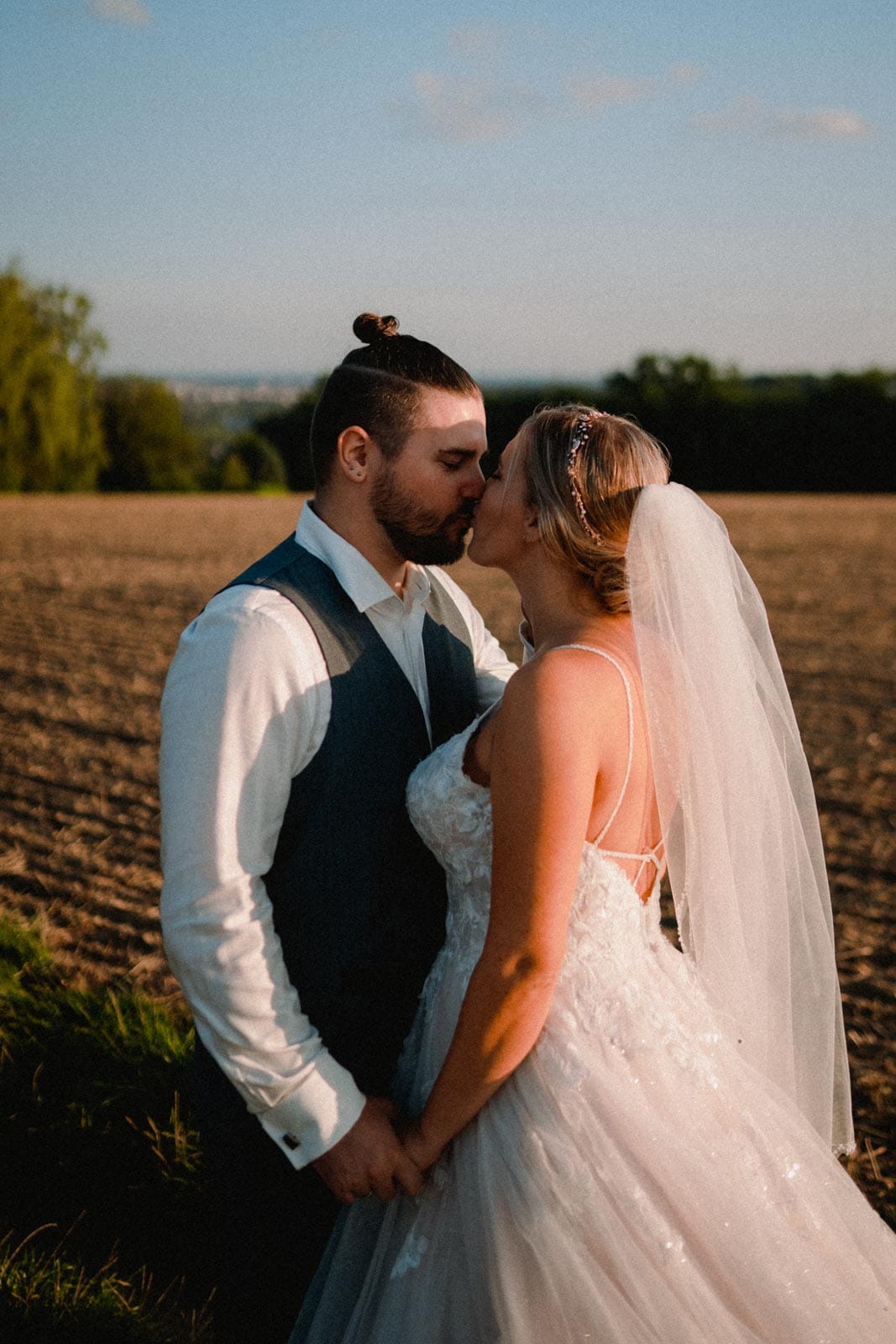 Pärchen küsst sich bei untergehender Sonne