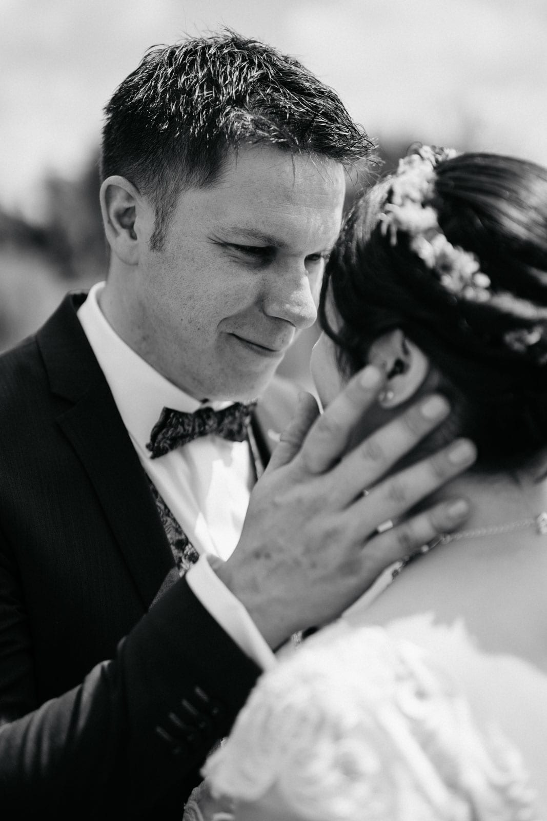 Bräutigam sieht Frau verliebt an