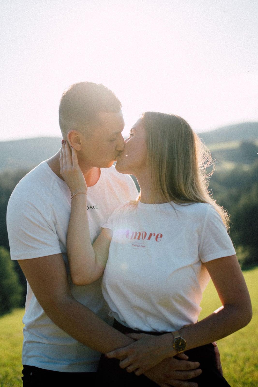 Küssen mit Sonnenuntergang im Hintergrund