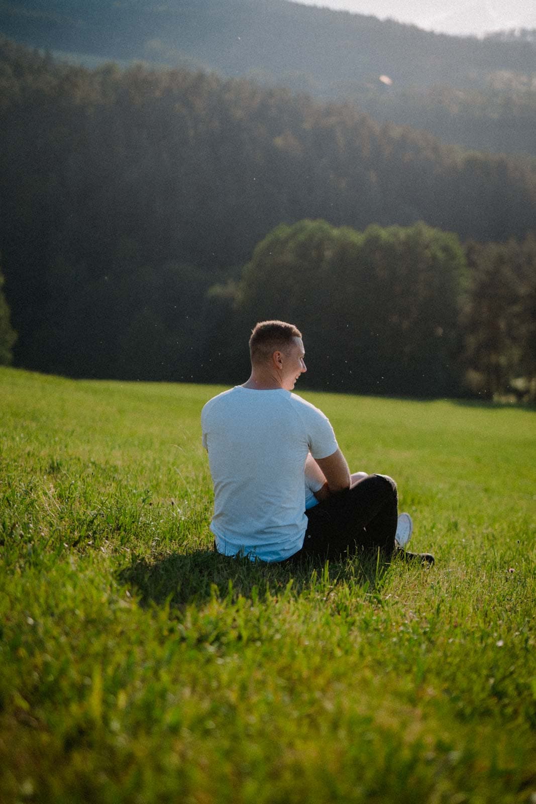 Kuschelndes Pärchen auf Wiese