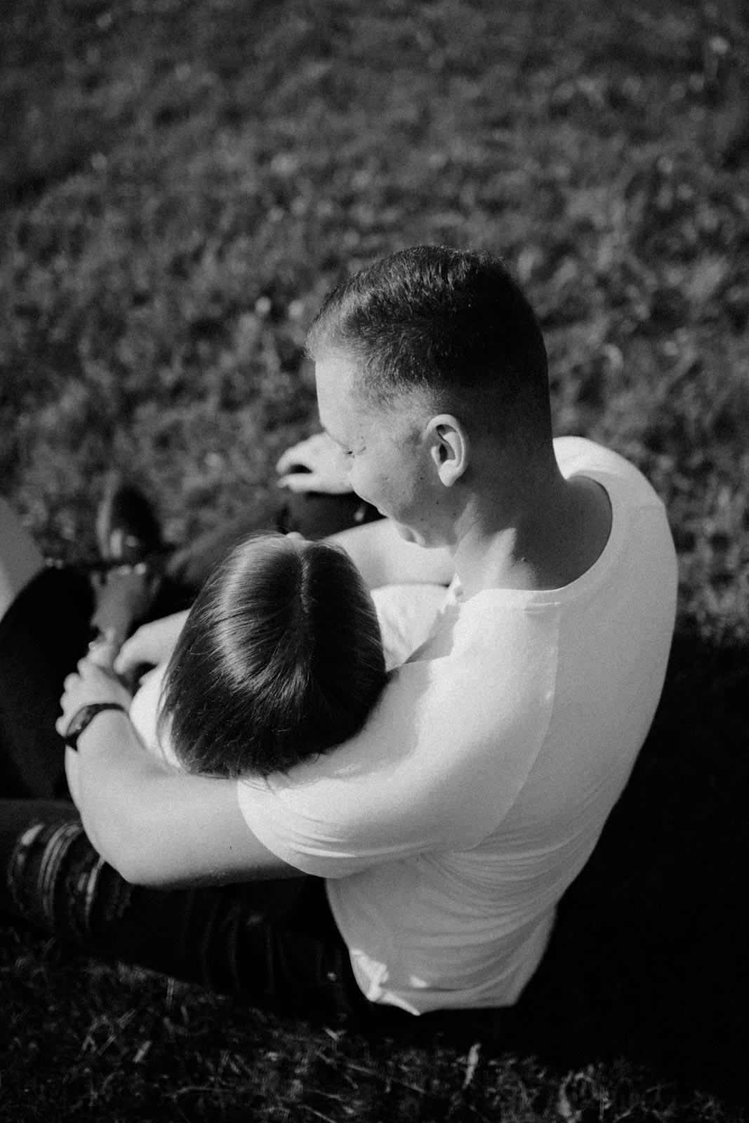 Frau liegt im Arm ihres Freundes