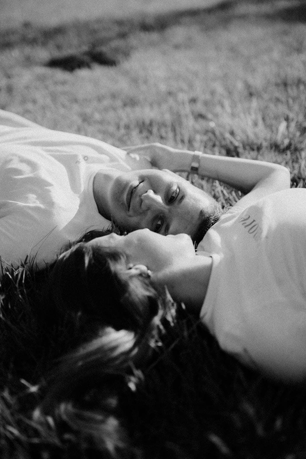 Paar liegt auf einer Wiese bei Paarshooting