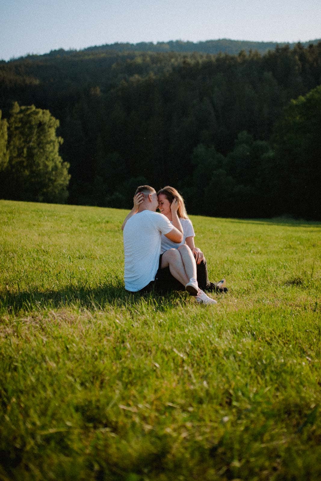 Mann küsst seine Freundin auf die Stirn