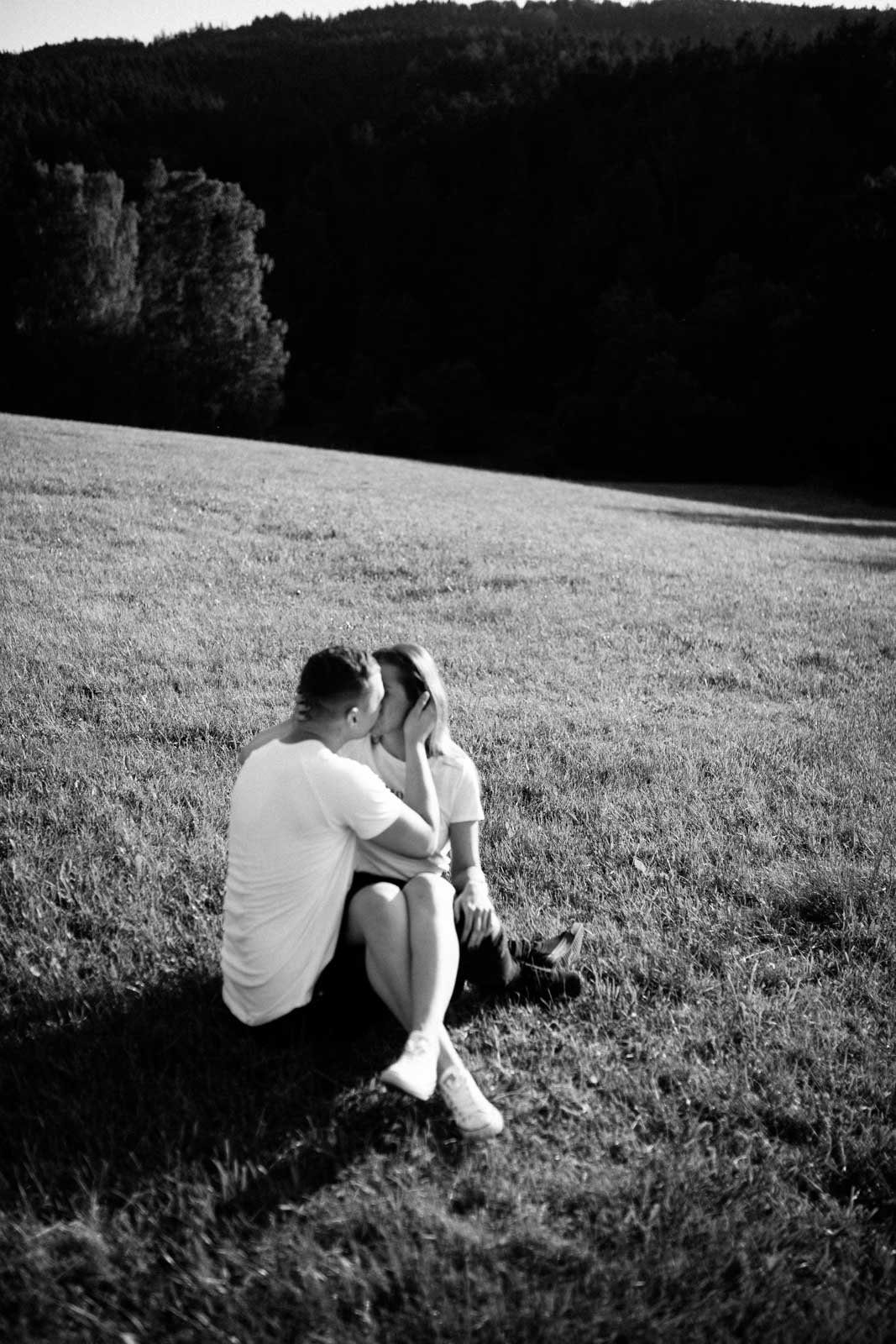 Kuss im Sitzen in Schwarz Weiß