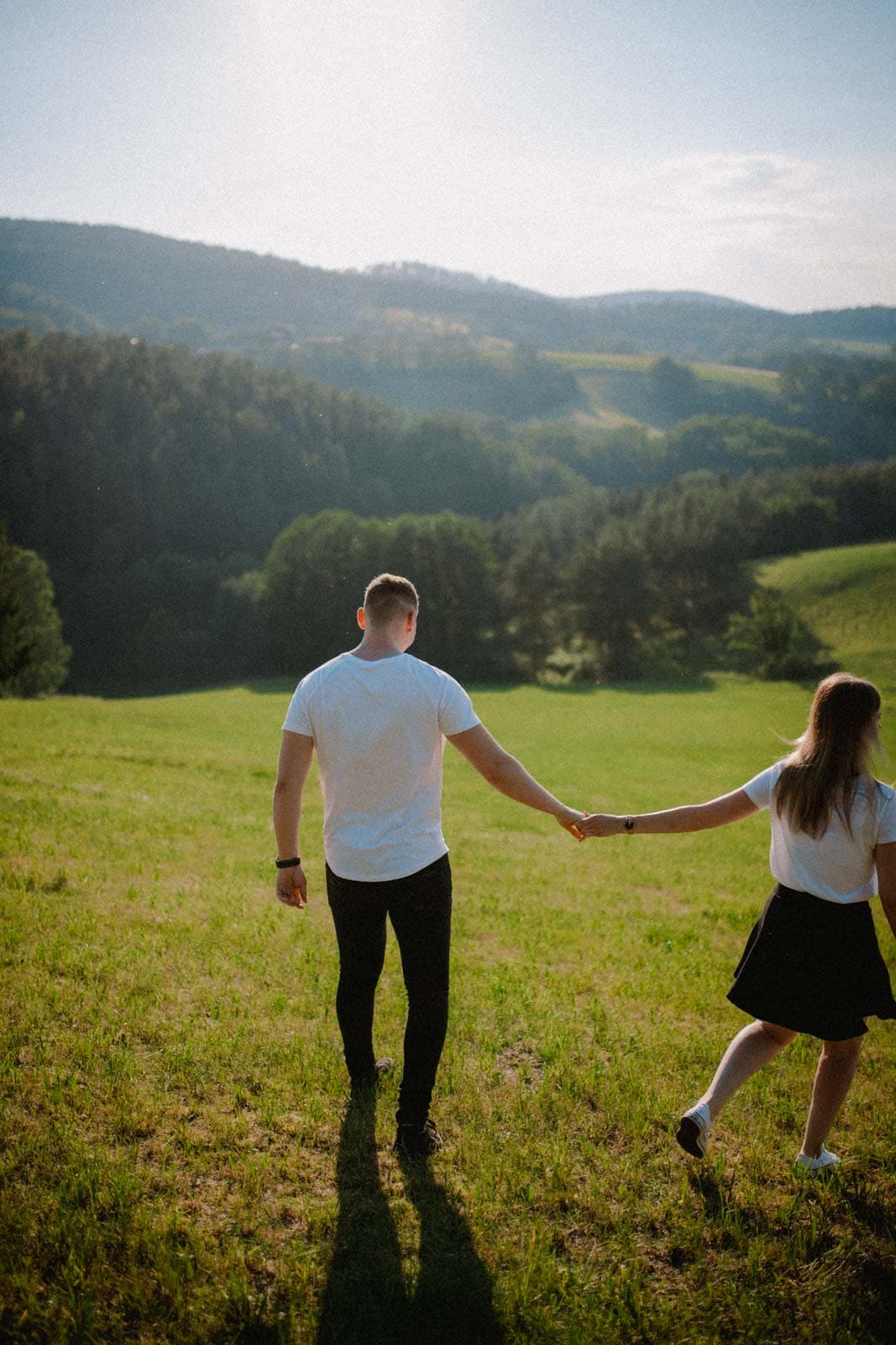 Paar hält Händchen